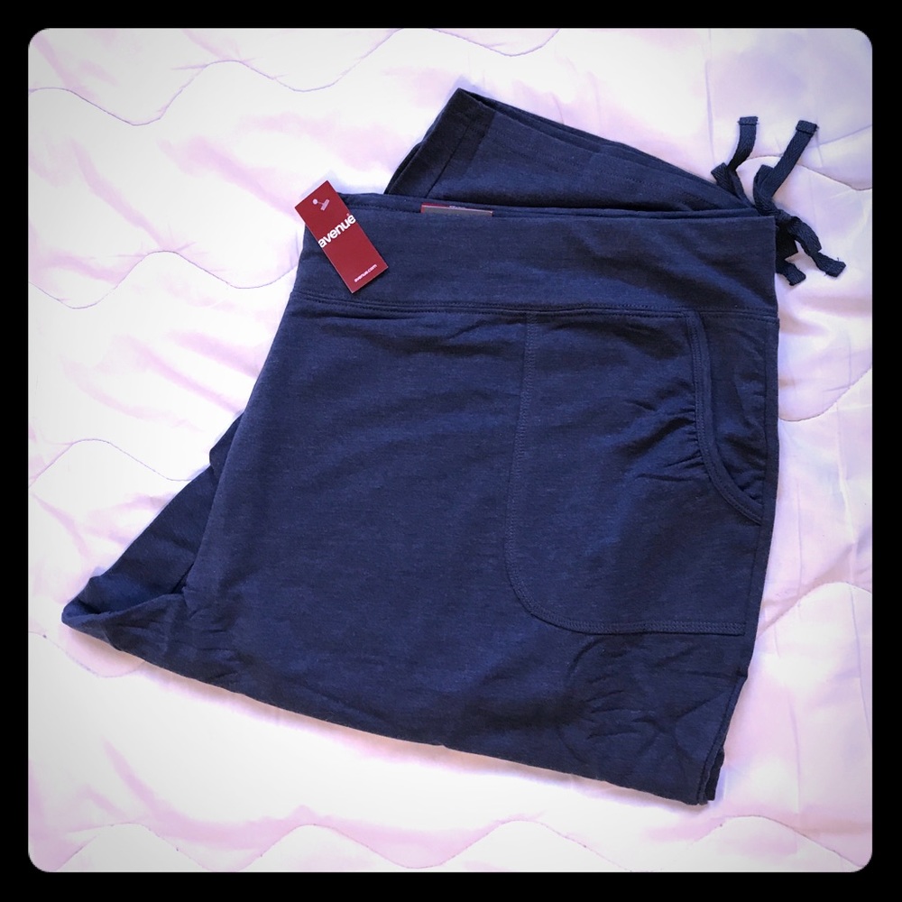 NWT AVENUE NAVY BLUE TERRY CAPRI-RUCHED PANTS